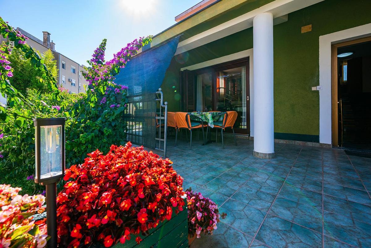 Big Swimming Pool Apartment Monvidal Pula Dış mekan fotoğraf